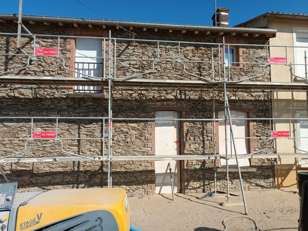 Rénovation d’une façade en pierre ancienne, avec nettoyage, reprise des joints et mise en valeur du caractère authentique du bâtiment.