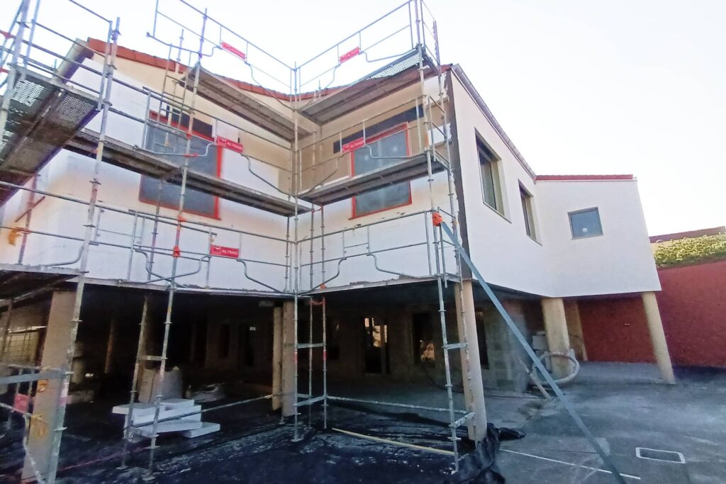 Ravalement de la façade d'un bâtiment public (ici en l'occurrence d'une école)