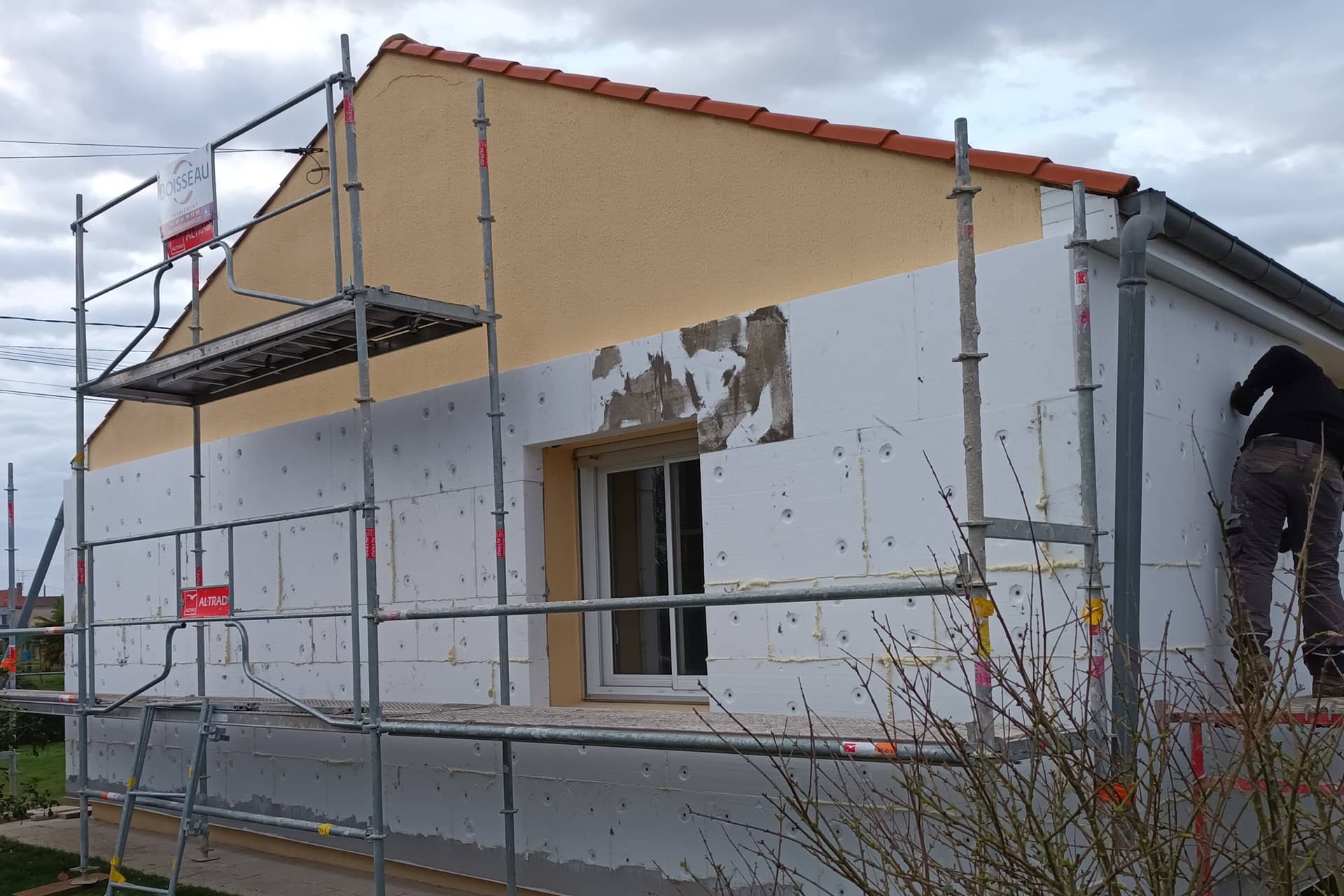 Rénovation de façade avec isolation thermique par l'extérieur avant travaux