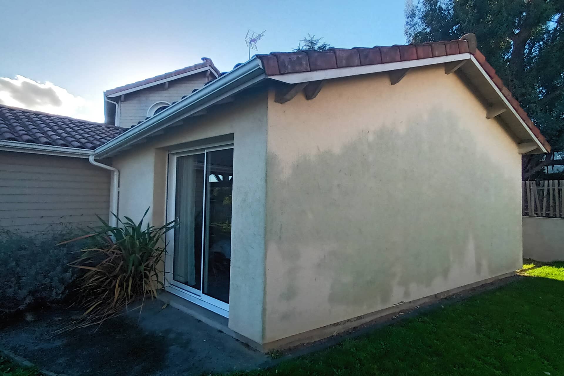 Ravalement de façade d'une extension avant travaux