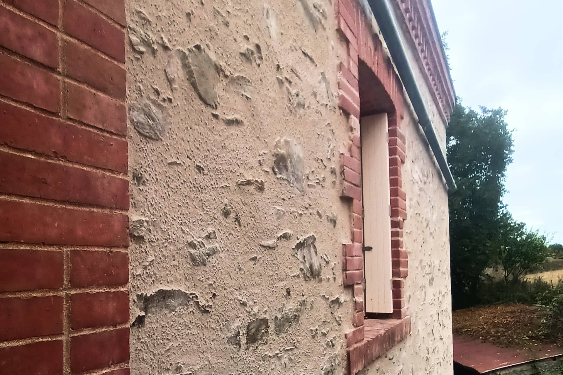 Ravalement de façade d'un mur de maison ancienne après les travaux