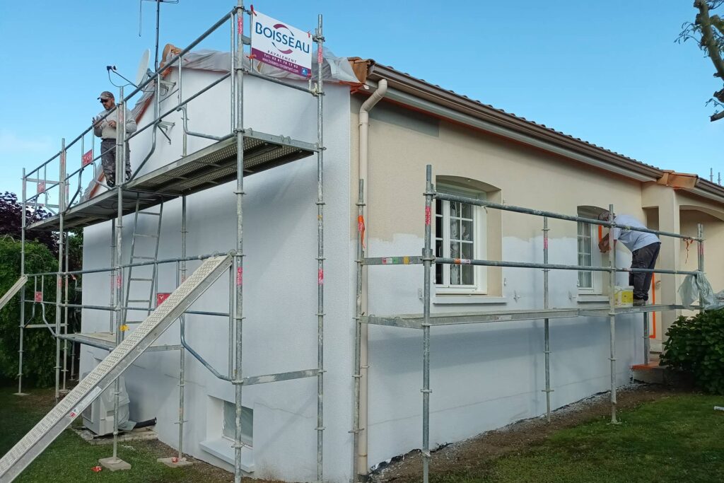 Ravalement de façade standard avec application d’un enduit rénové puis d’une peinture de finition, redonnant un aspect propre et homogène au bâtiment.