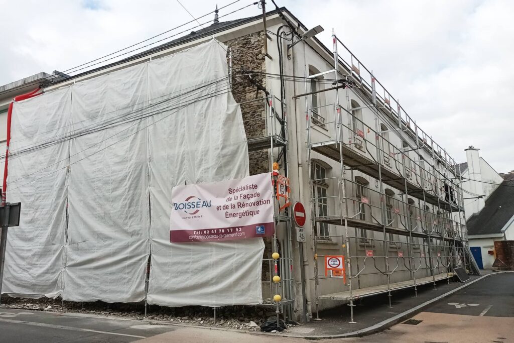 Chantier de ravalement de façade d'un immeuble