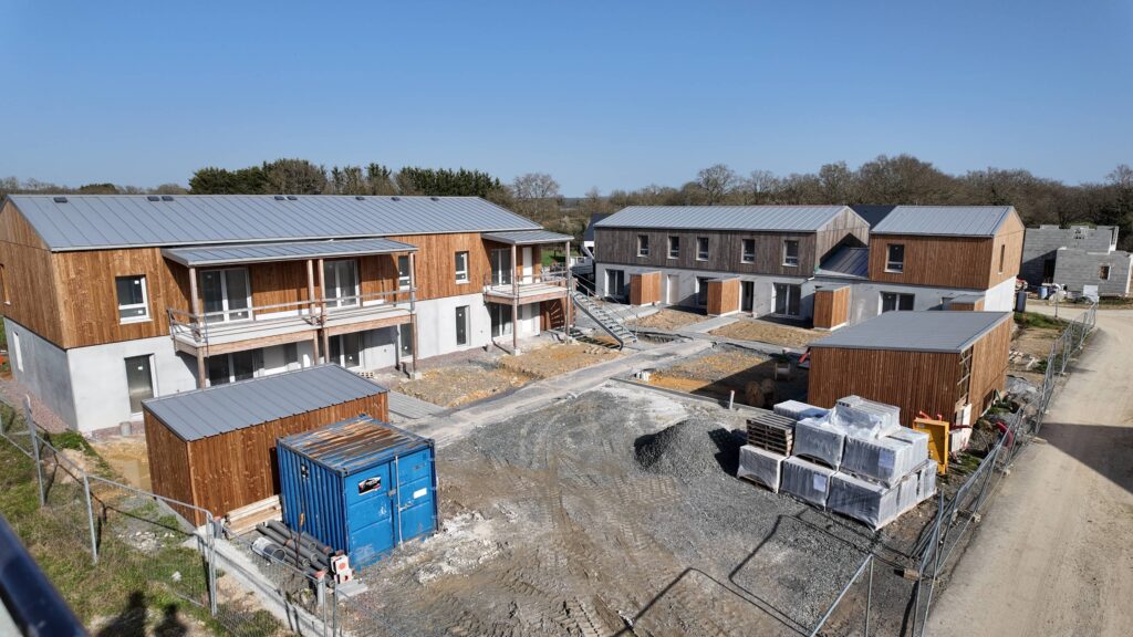 Vue du chantier de la ZAC de la Moinerie à Saint-Martin-du-Fouilloux en cours de construction par Boisseau Bâtiment.