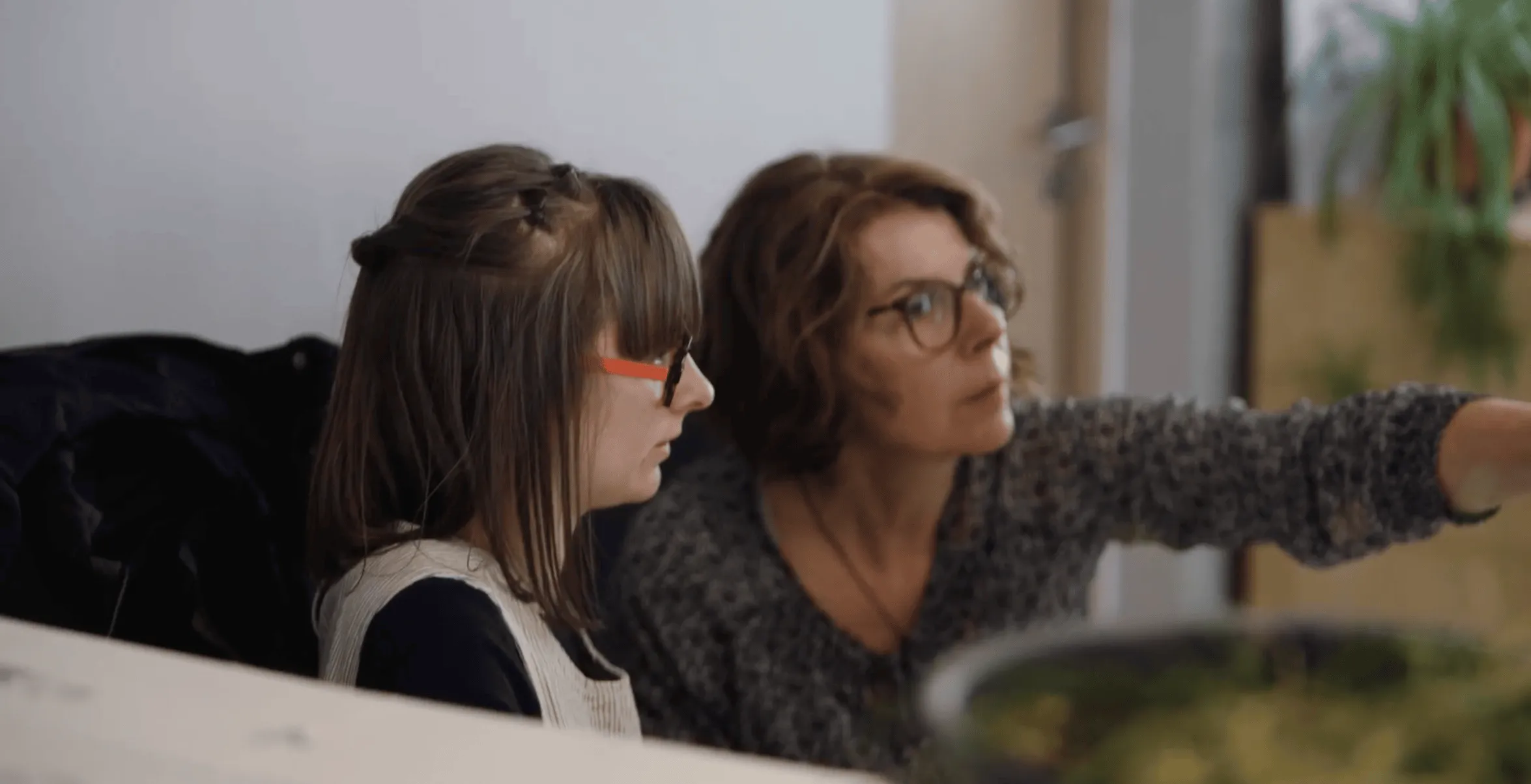 Apprentie chargée d’études échangeant avec un salarié de Boisseau