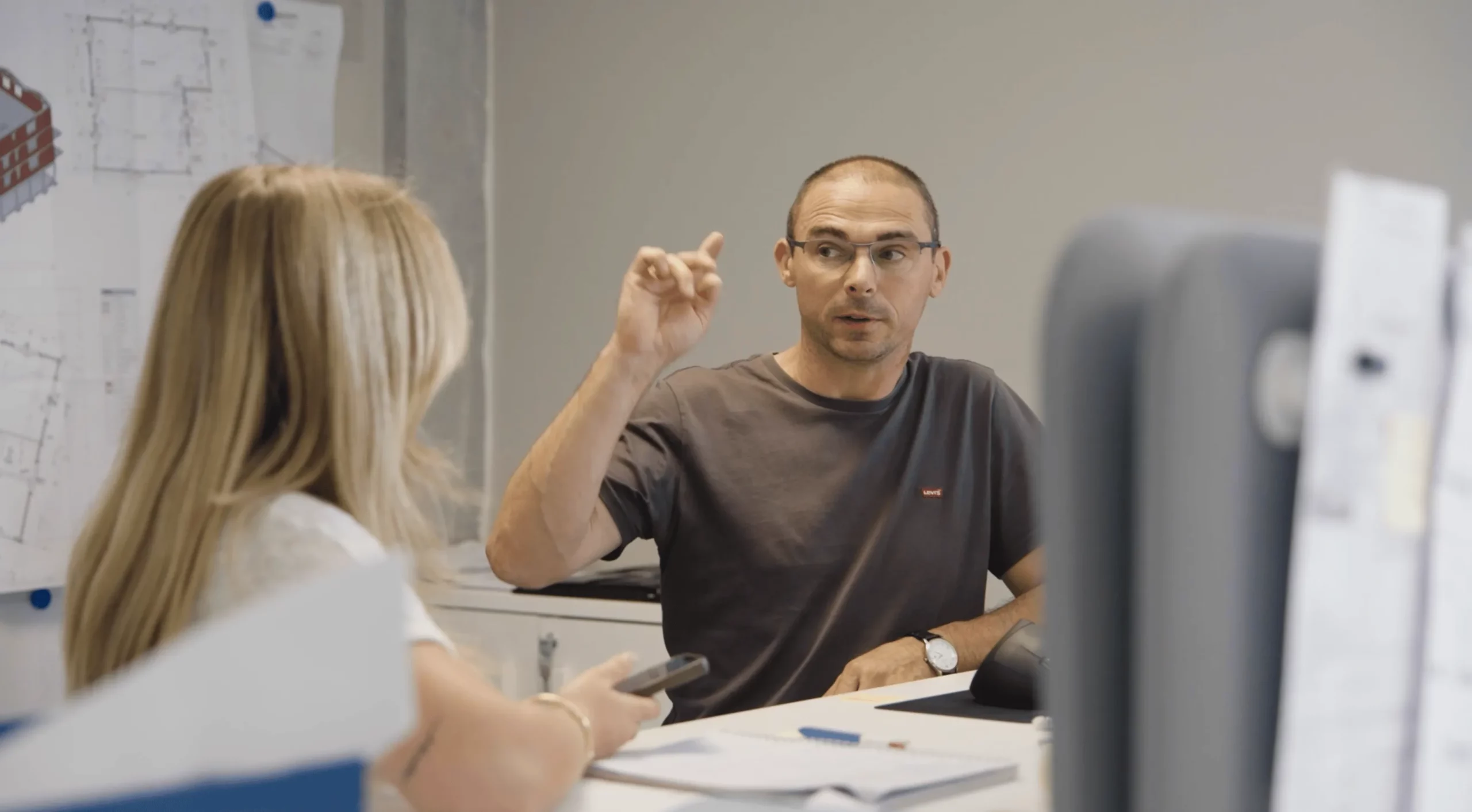 Apprentie échangeant avec son tuteur conducteur de travaux