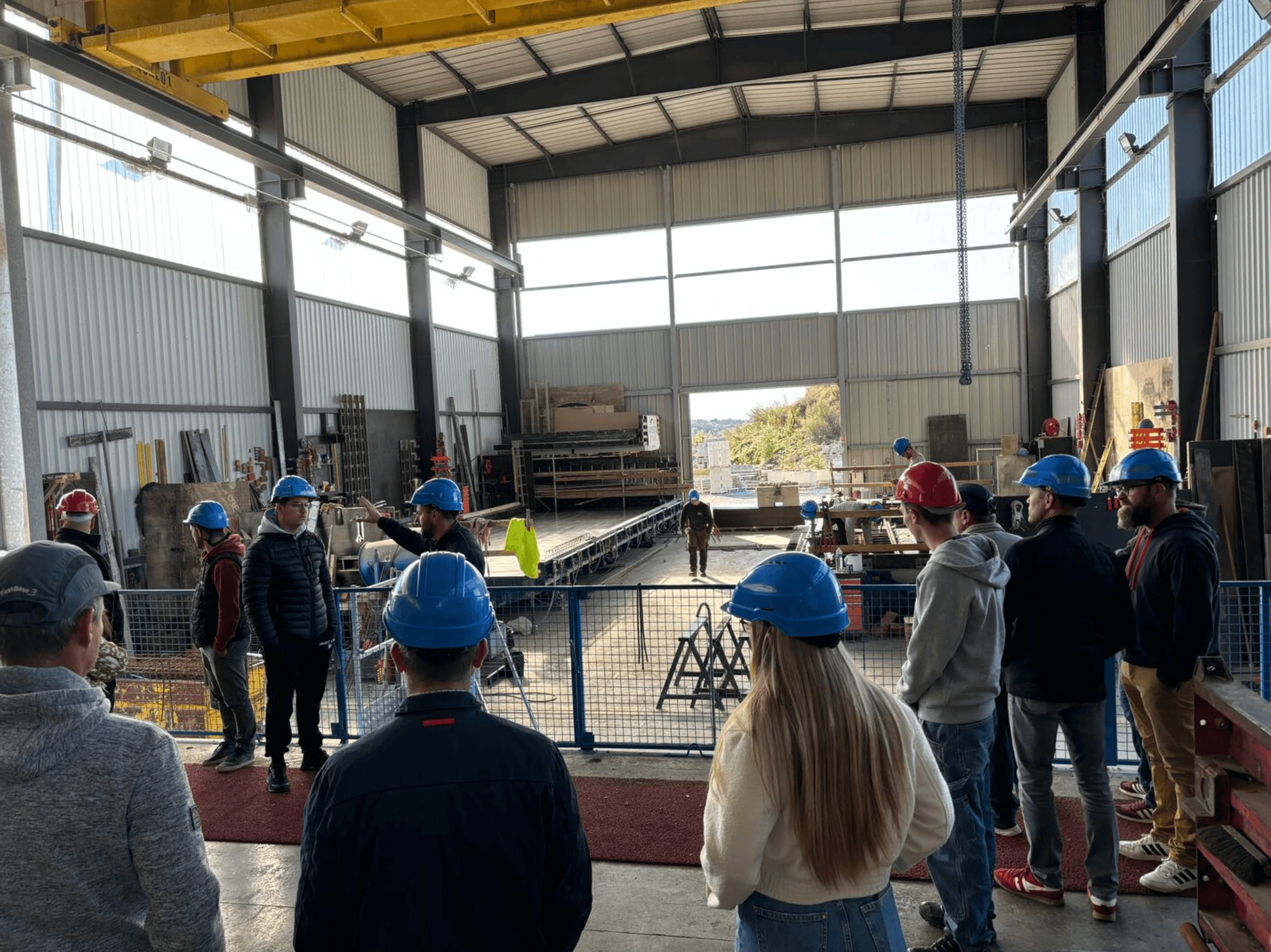 Apprentis en visite dans l’atelier de préfabrication béton de Boisseau