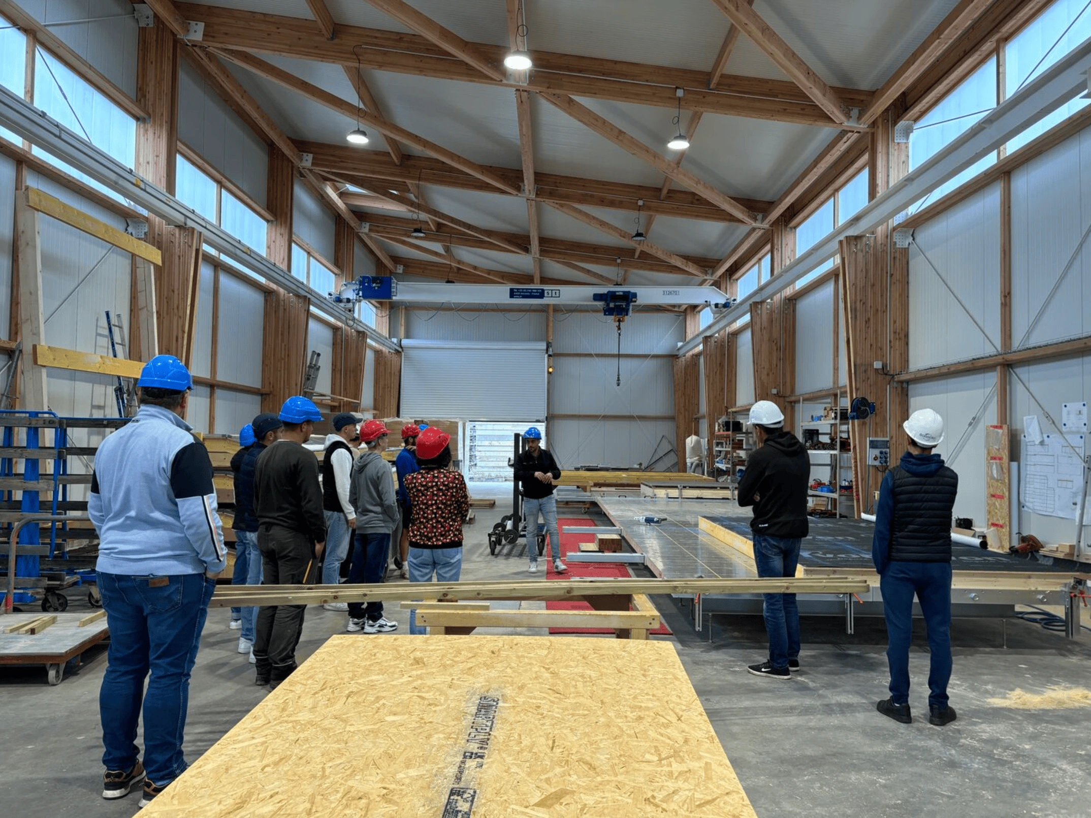 Apprentis en visite dans l’atelier de préfabrication bois de Boisseau