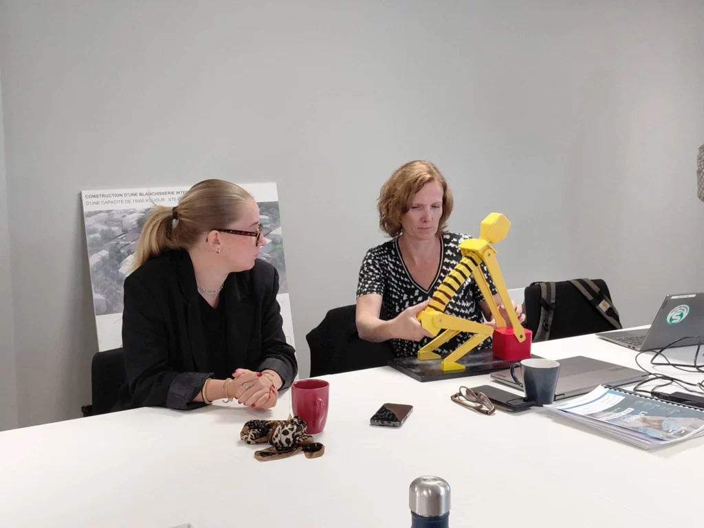 Apprenti manipulant un mannequin lors d’une sensibilisation aux exosquelettes