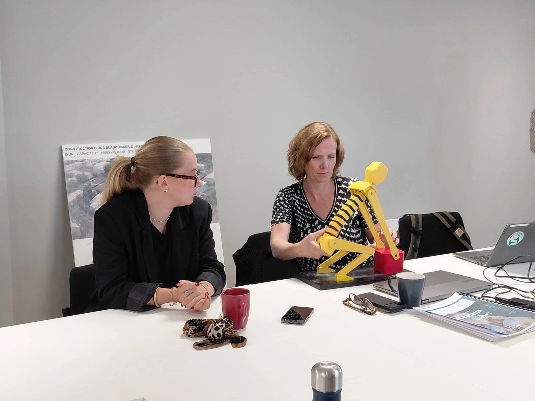 Apprenti manipulant un mannequin lors d’une sensibilisation aux exosquelettes