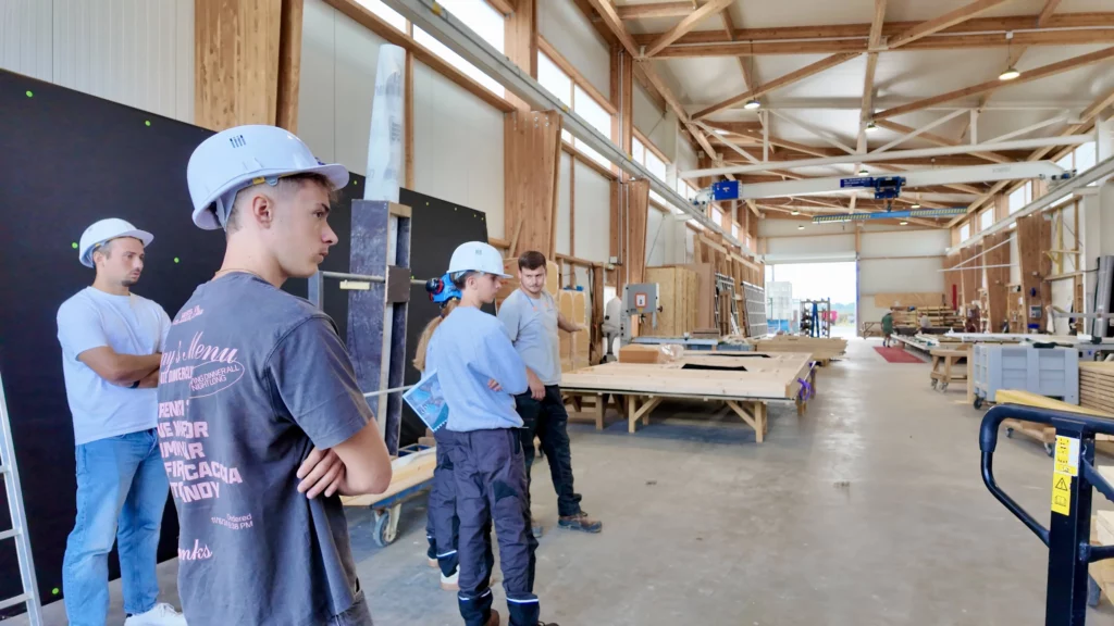 Apprentis en visite dans l’atelier de préfabrication bois de Boisseau