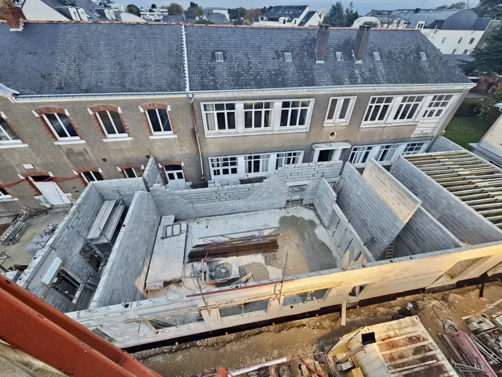 Travaux de gros œuvre sur le chantier de restructuration de l’école Saint-Félix à Nantes.
