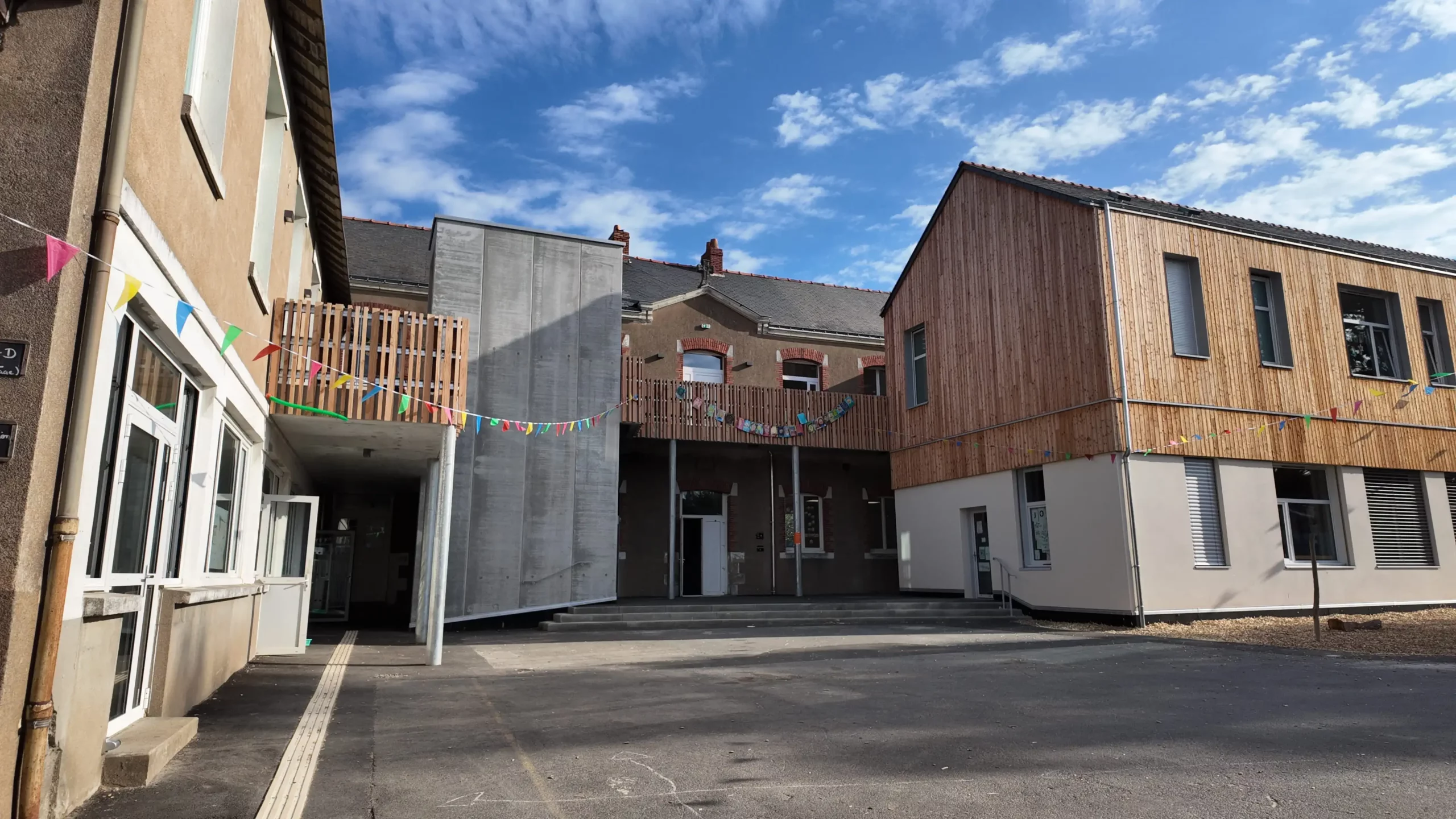 Cour aménagée de l’école Saint-Félix à Nantes après les travaux de restructuration et d’extension.