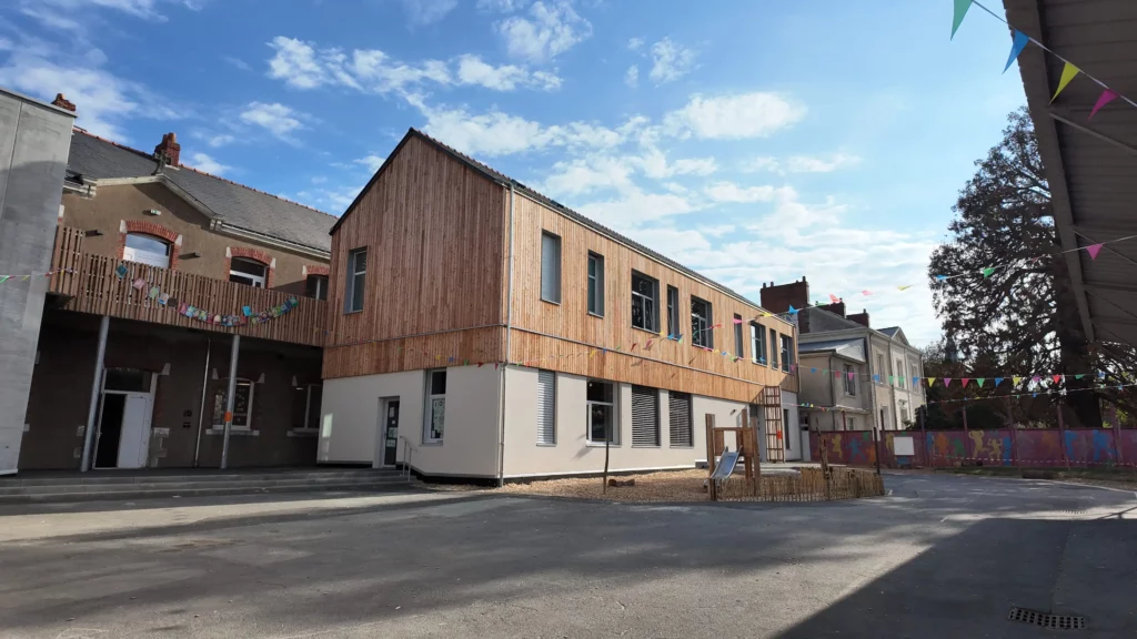 Nouvelle façade de l’école Saint-Félix à Nantes après les travaux d’extension et de ravalement.