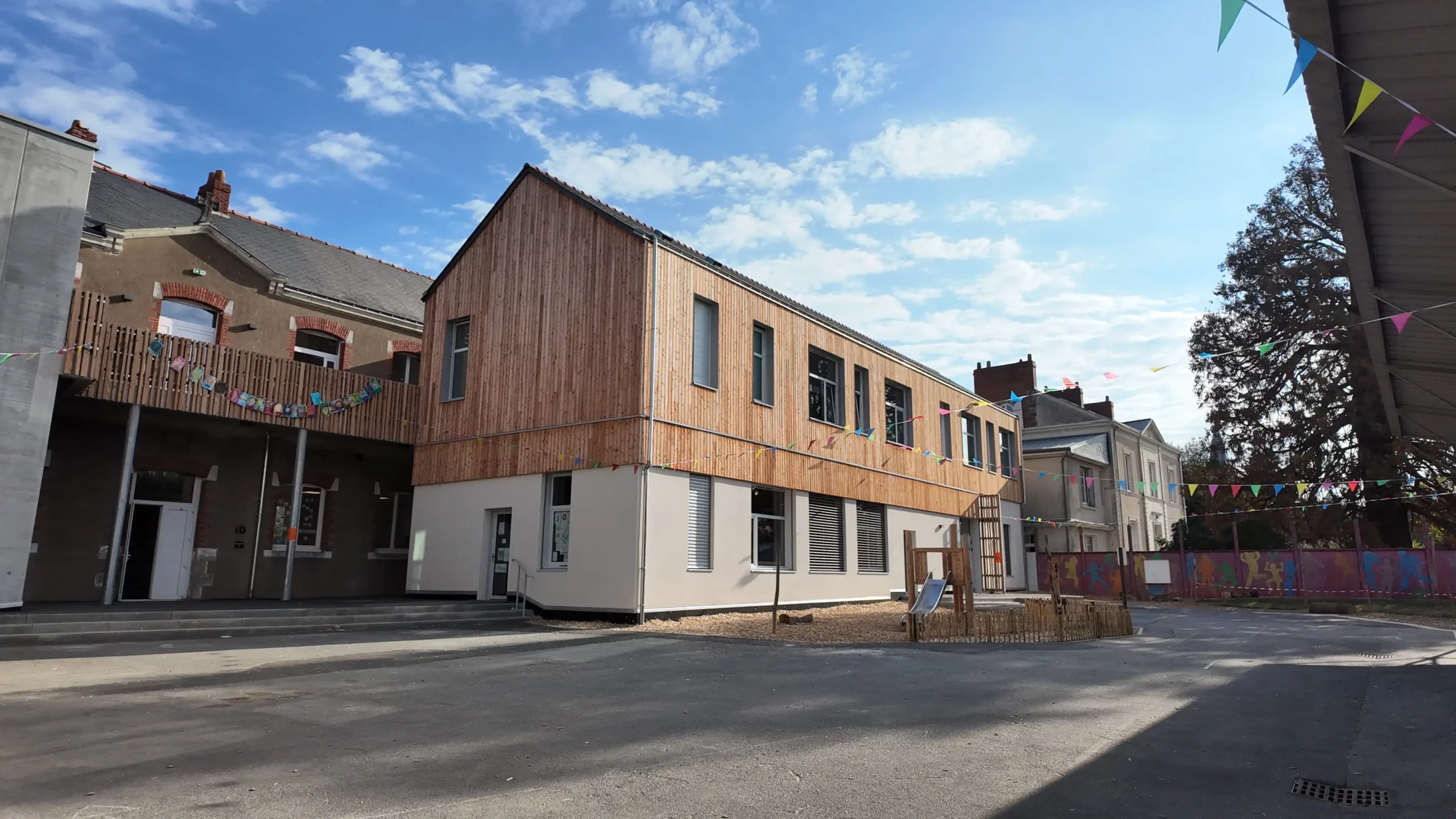 Nouvelle façade de l’école Saint-Félix à Nantes après les travaux d’extension et de ravalement.
