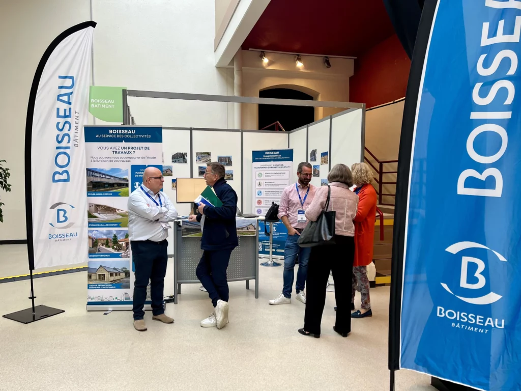 Équipe du Groupe Boisseau échangeant avec des visiteurs sur son stand au Salon des Maires aux Ponts-de-Cé